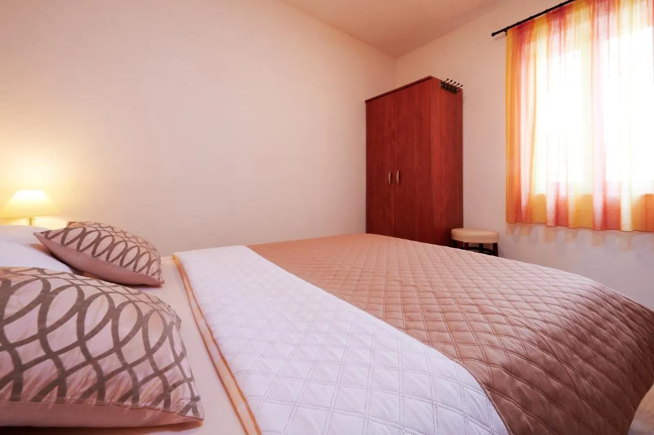 Guest house Apartments Ivica Trogir