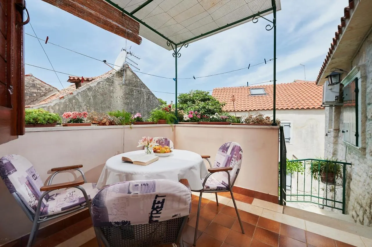 *** Konukevi Apartments Ivica Trogir Hırvatistan