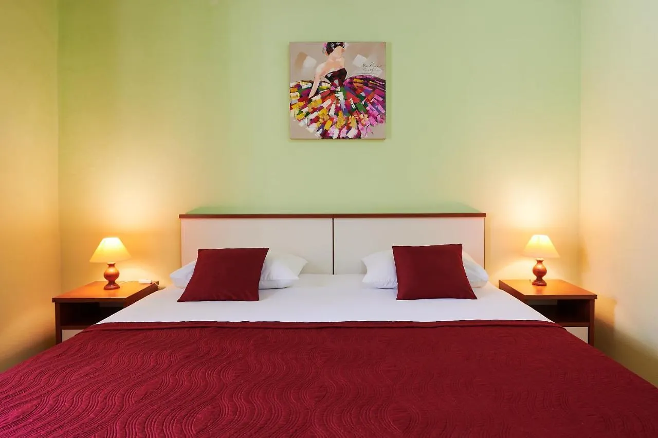 Apartments Ivica Trogir 3*,
